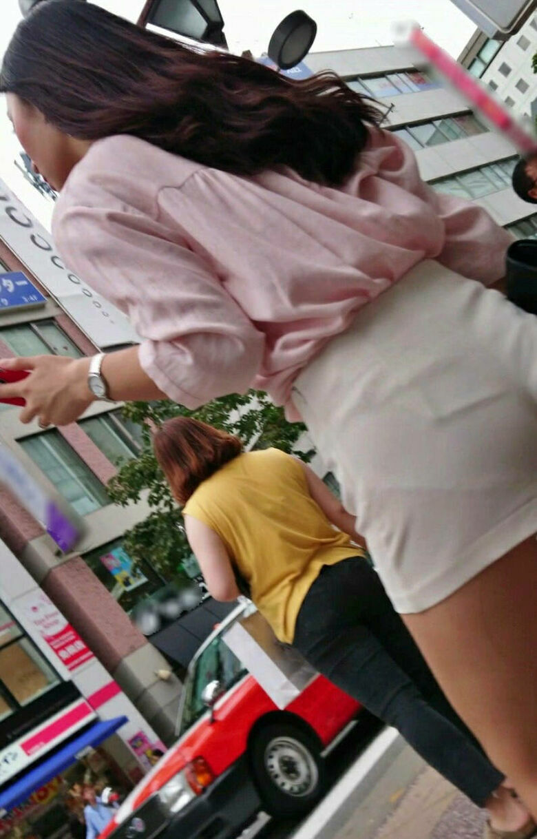 パン線 エロ画像だぜ！盗撮でお尻に透けたパンツがたまりませんな♡085