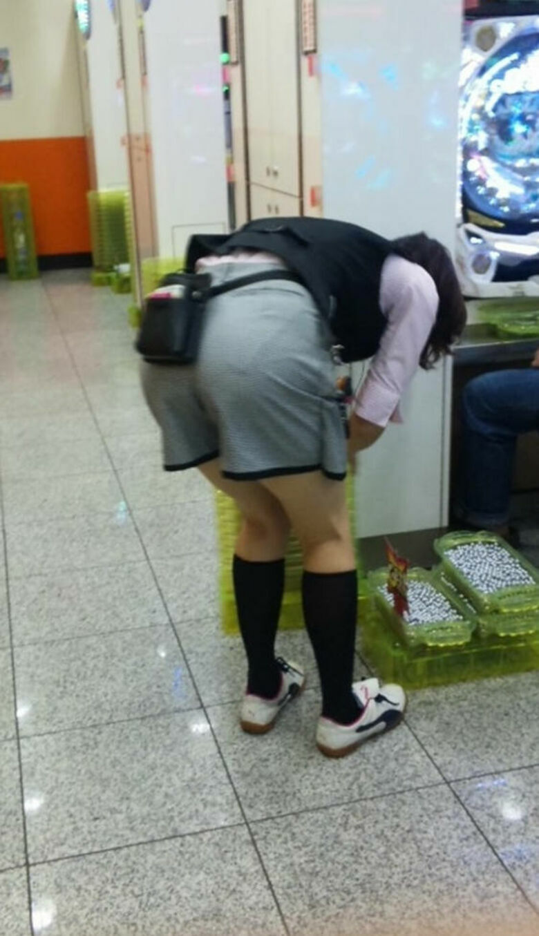 パン線 エロ画像だぜ！盗撮でお尻に透けたパンツがたまりませんな♡092