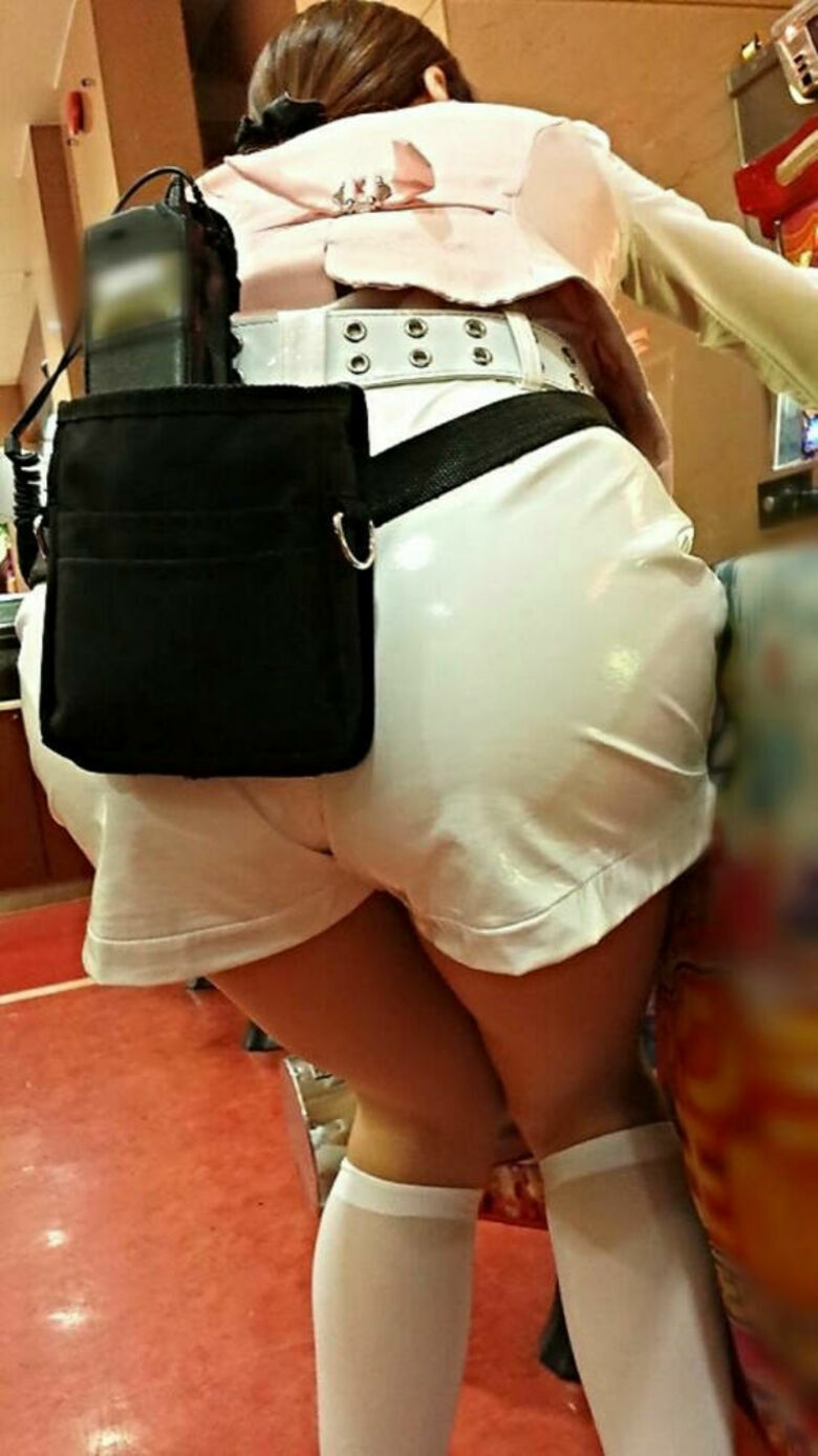 パン線 エロ画像だぜ！盗撮でお尻に透けたパンツがたまりませんな♡093