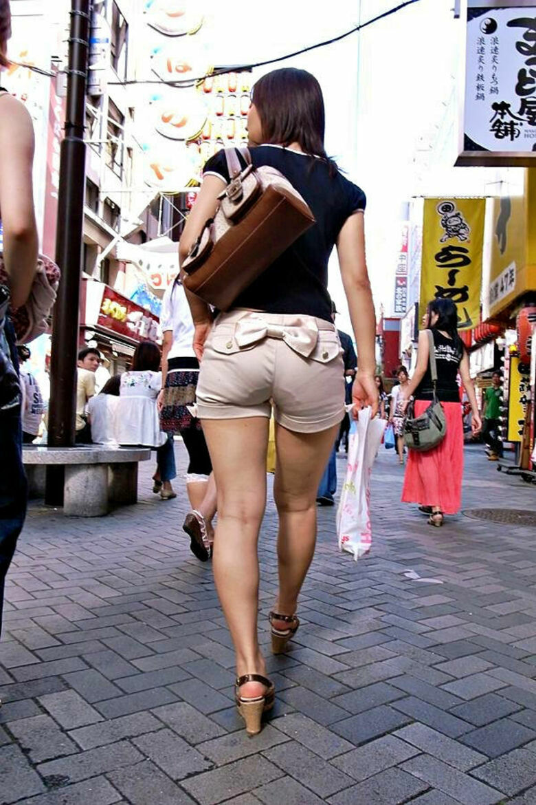 パン線 エロ画像だぜ！盗撮でお尻に透けたパンツがたまりませんな♡107