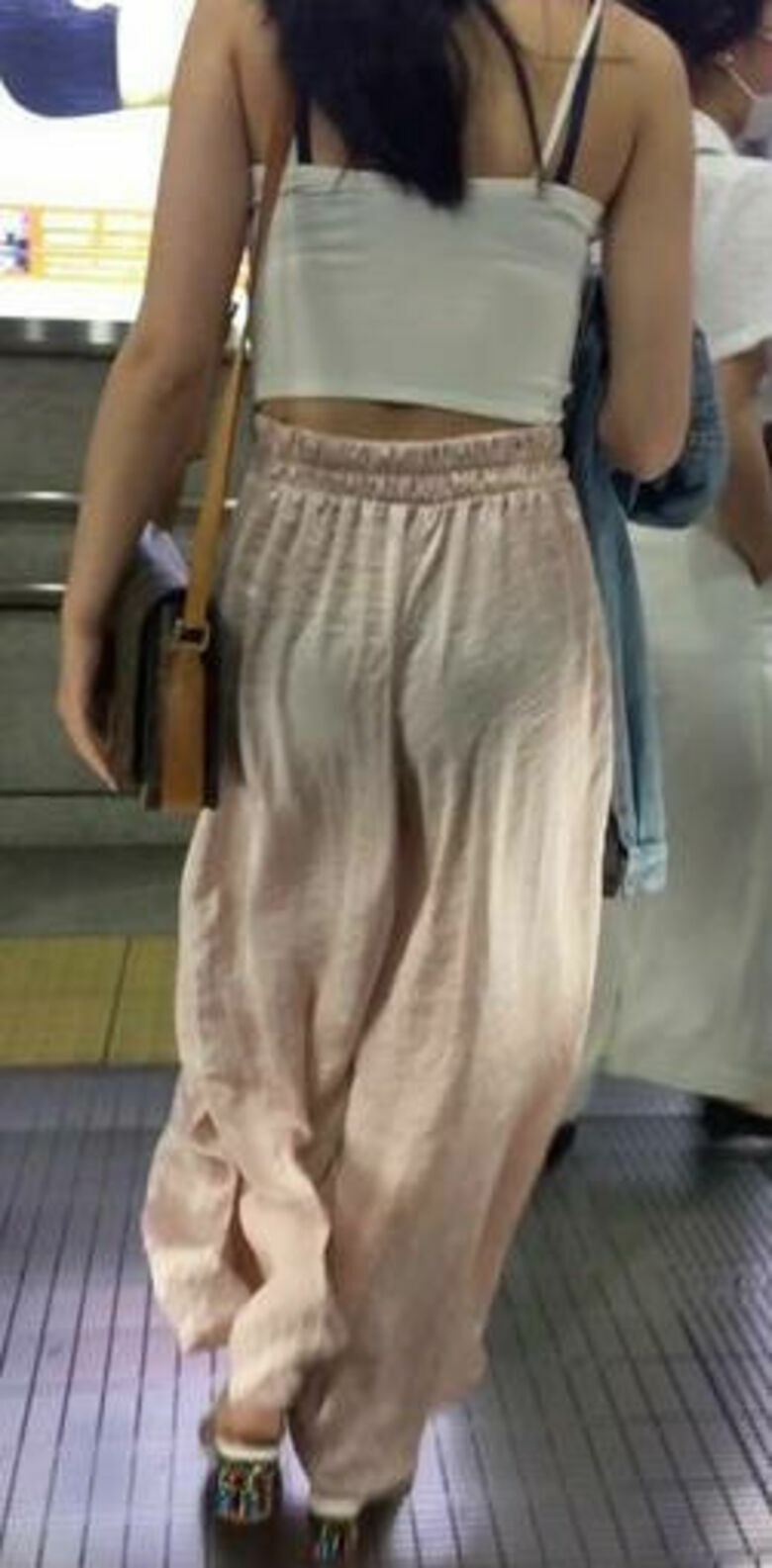 パン線 エロ画像だぜ！盗撮でお尻に透けたパンツがたまりませんな♡108