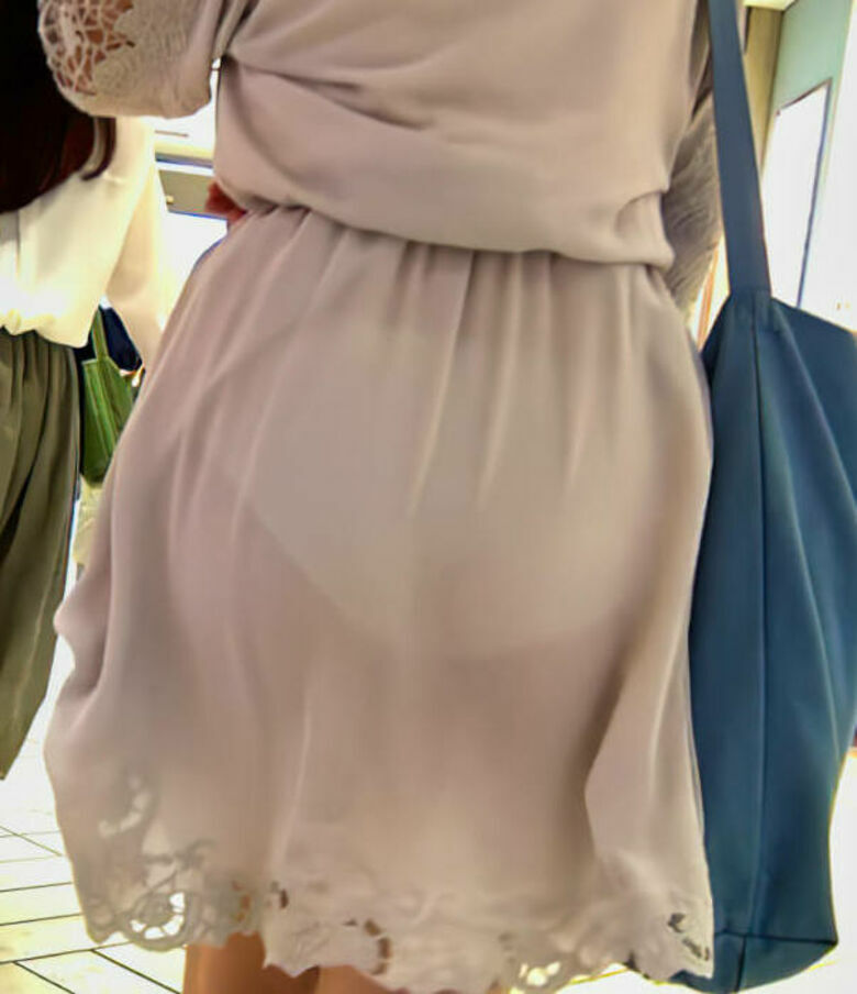 パン線 エロ画像だぜ！盗撮でお尻に透けたパンツがたまりませんな♡110