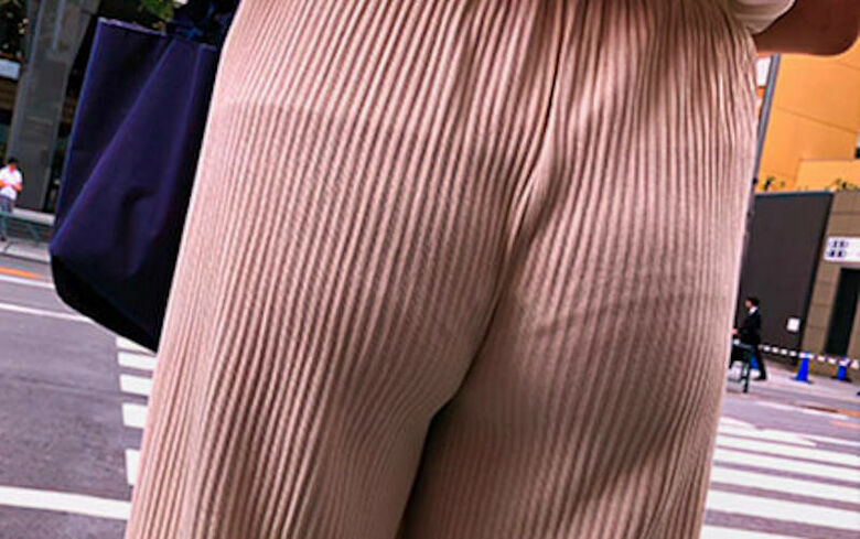 パン線 エロ画像だぜ！盗撮でお尻に透けたパンツがたまりませんな♡113
