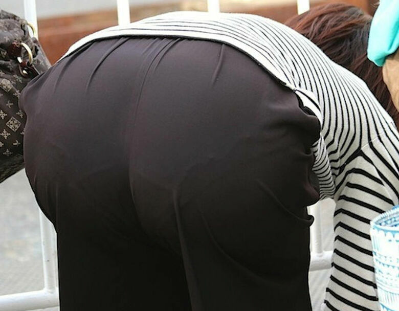 パン線 エロ画像だぜ！盗撮でお尻に透けたパンツがたまりませんな♡117