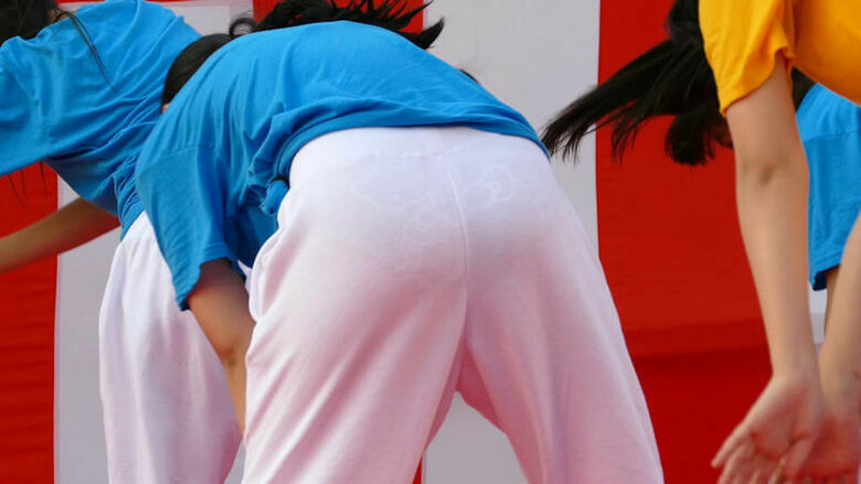パン線 エロ画像だぜ！盗撮でお尻に透けたパンツがたまりませんな♡118