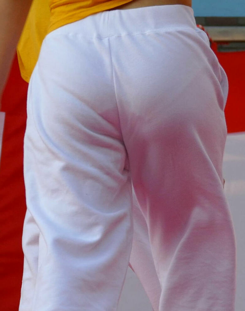パン線 エロ画像だぜ！盗撮でお尻に透けたパンツがたまりませんな♡121