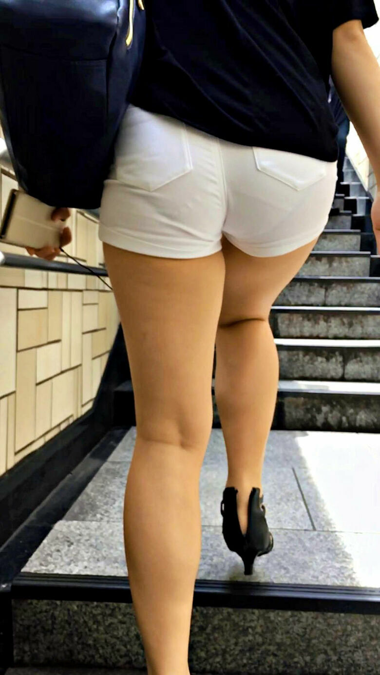 パン線 エロ画像だぜ！盗撮でお尻に透けたパンツがたまりませんな♡142