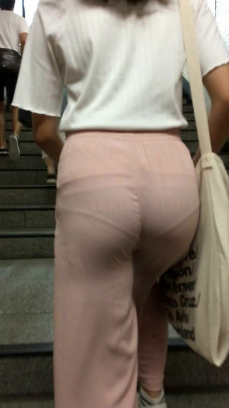 パン線 エロ画像だぜ！盗撮でお尻に透けたパンツがたまりませんな♡143