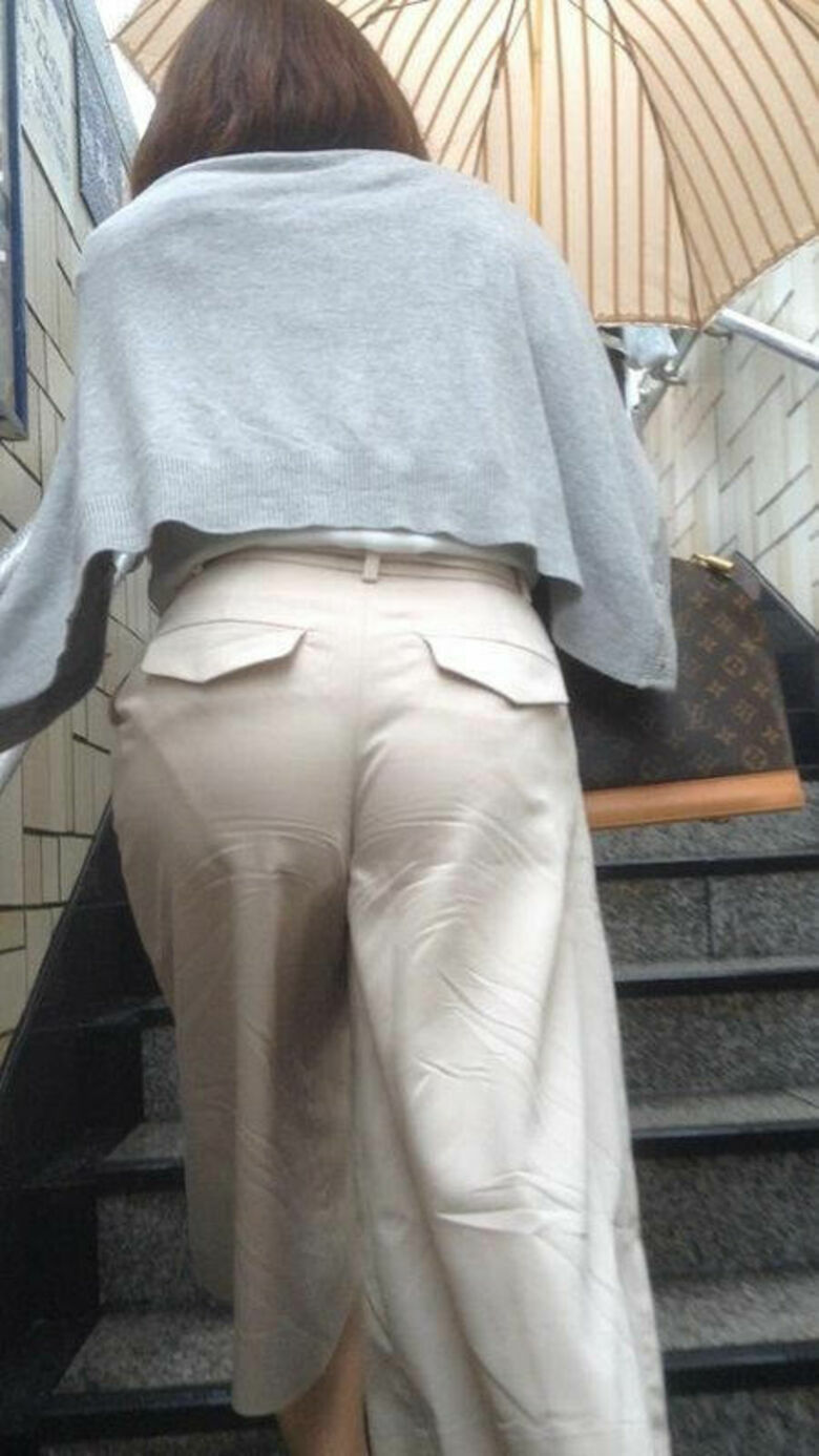 パン線 エロ画像だぜ！盗撮でお尻に透けたパンツがたまりませんな♡145