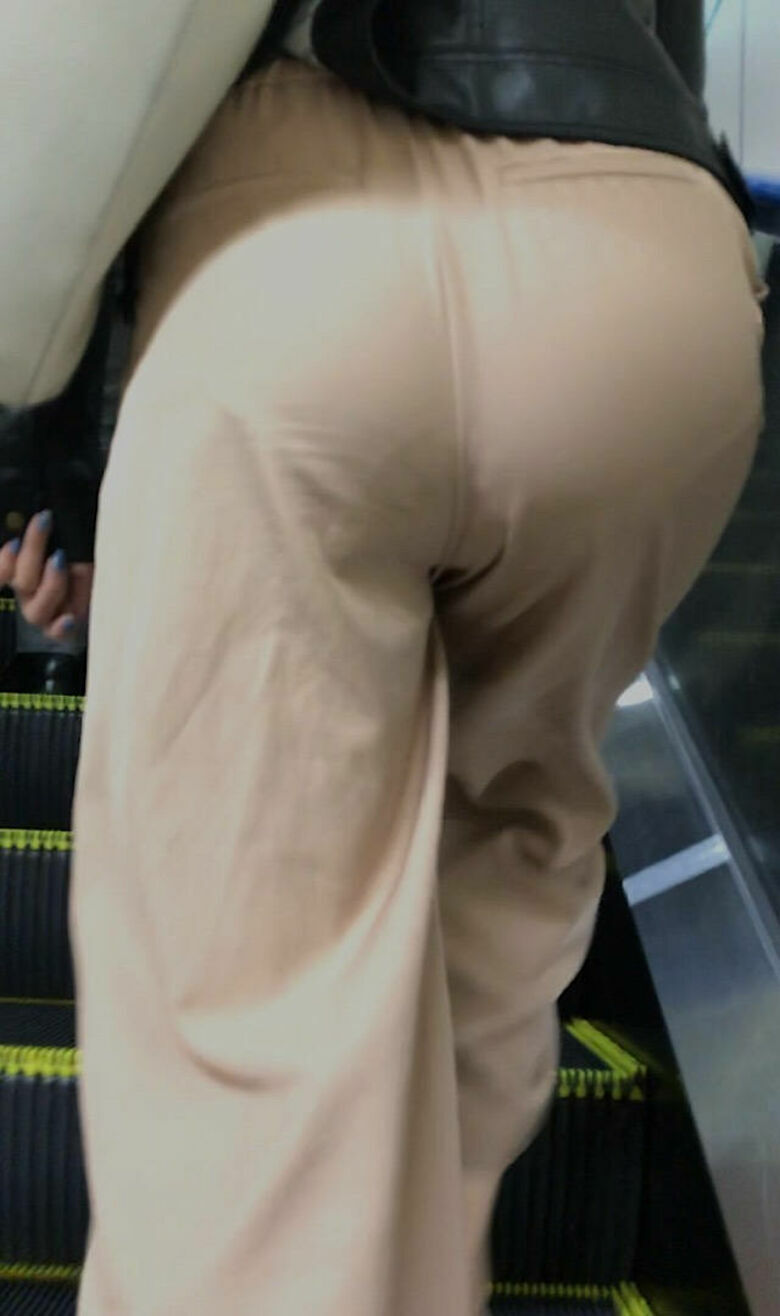 パン線 エロ画像だぜ！盗撮でお尻に透けたパンツがたまりませんな♡146