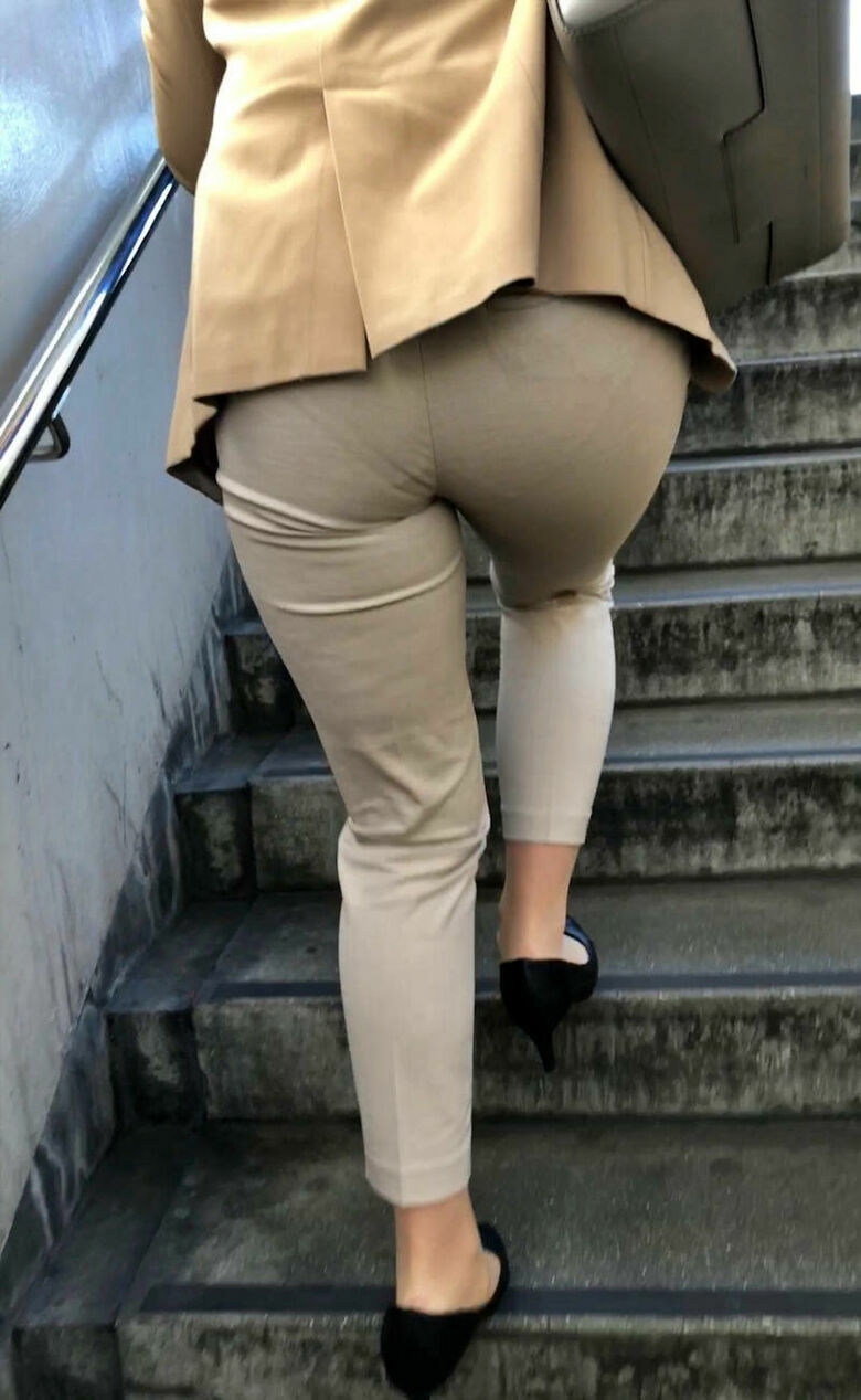 パン線 エロ画像だぜ！盗撮でお尻に透けたパンツがたまりませんな♡147