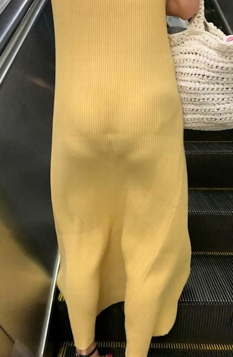 パン線 エロ画像だぜ！盗撮でお尻に透けたパンツがたまりませんな♡150