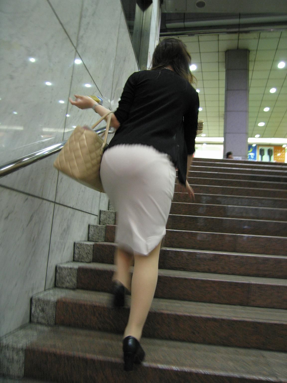 パンティライン 盗撮エロ画像！抜ける素人女性のお尻♡下着のラインがエロいぜ!!017