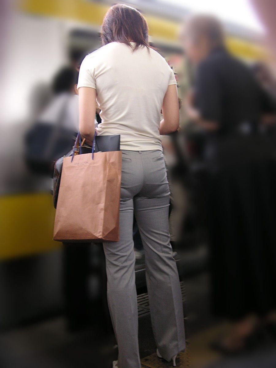 パンティライン 盗撮エロ画像！抜ける素人女性のお尻♡下着のラインがエロいぜ!!019