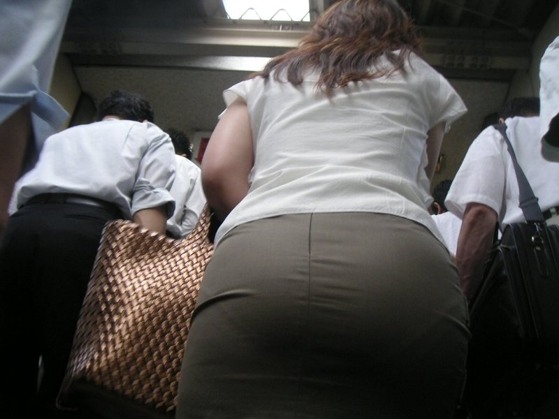 パンティライン 盗撮エロ画像！抜ける素人女性のお尻♡下着のラインがエロいぜ!!030