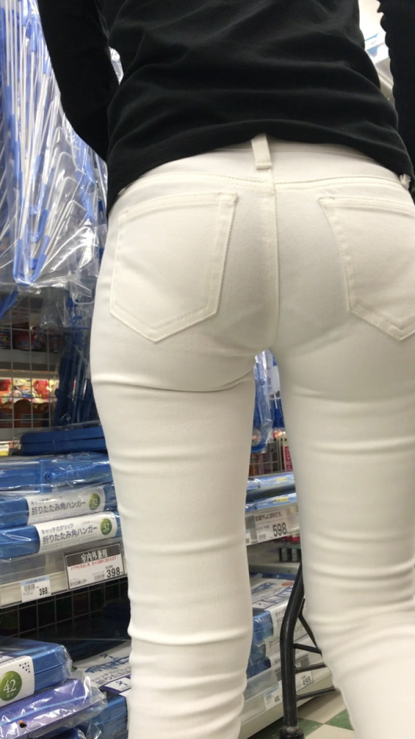 パンティライン 盗撮エロ画像！抜ける素人女性のお尻♡下着のラインがエロいぜ!!047