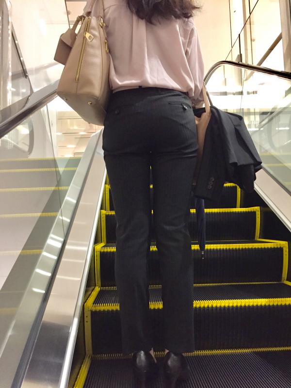 パンティライン 盗撮エロ画像！抜ける素人女性のお尻♡下着のラインがエロいぜ!!050