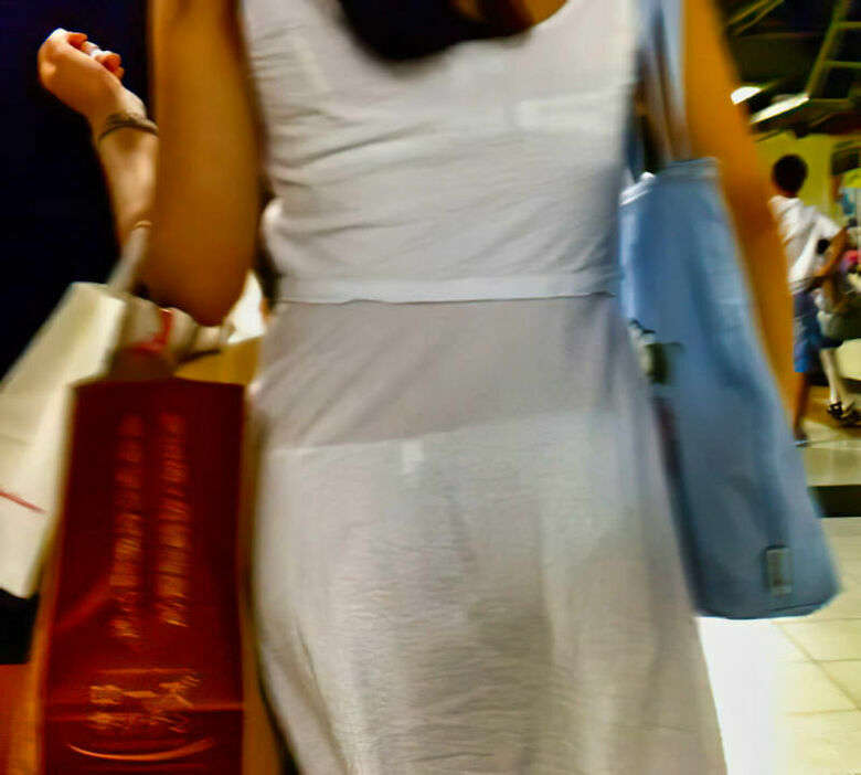 パンティライン 盗撮エロ画像！抜ける素人女性のお尻♡下着のラインがエロいぜ!!081