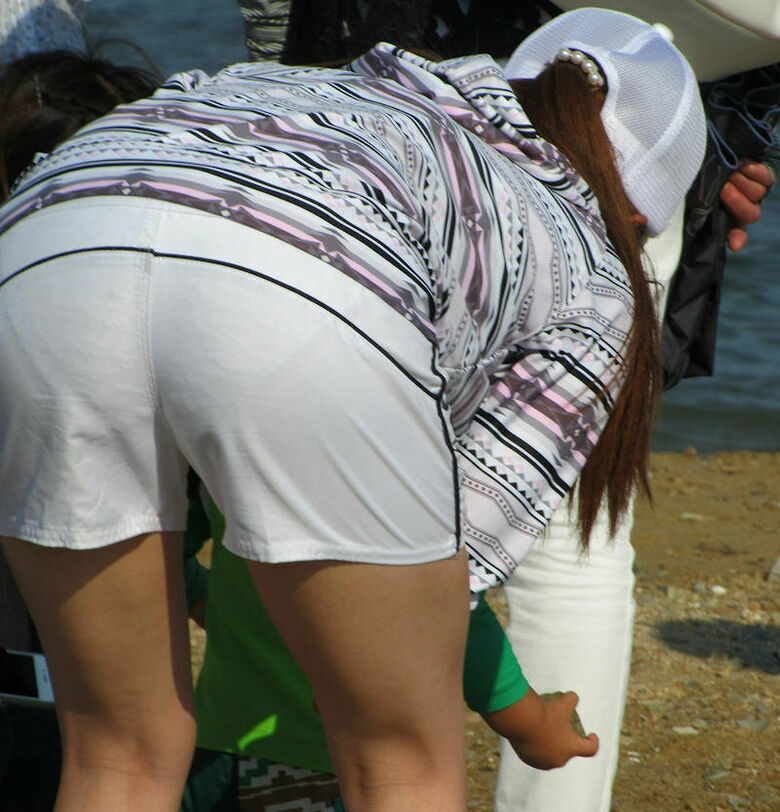 パンティライン 盗撮エロ画像！抜ける素人女性のお尻♡下着のラインがエロいぜ!!094