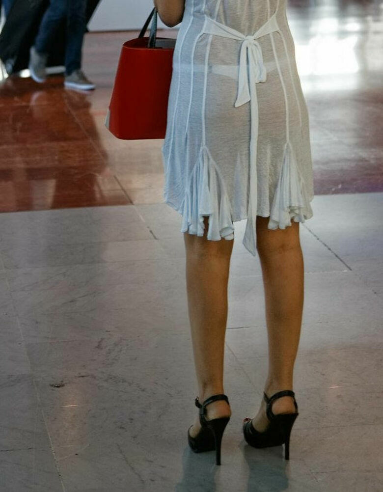 パンティライン 盗撮エロ画像！抜ける素人女性のお尻♡下着のラインがエロいぜ!!095