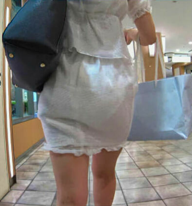 パンティライン 盗撮エロ画像！抜ける素人女性のお尻♡下着のラインがエロいぜ!!106