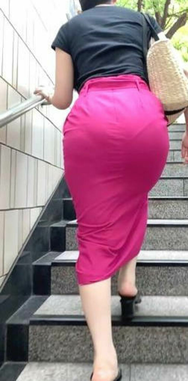 パンティライン 盗撮エロ画像！抜ける素人女性のお尻♡下着のラインがエロいぜ!!139