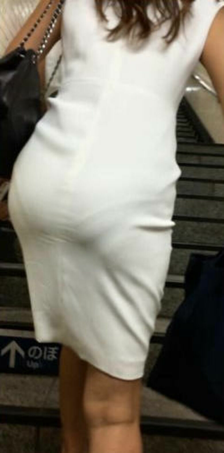 パンティライン 盗撮エロ画像！抜ける素人女性のお尻♡下着のラインがエロいぜ!!141