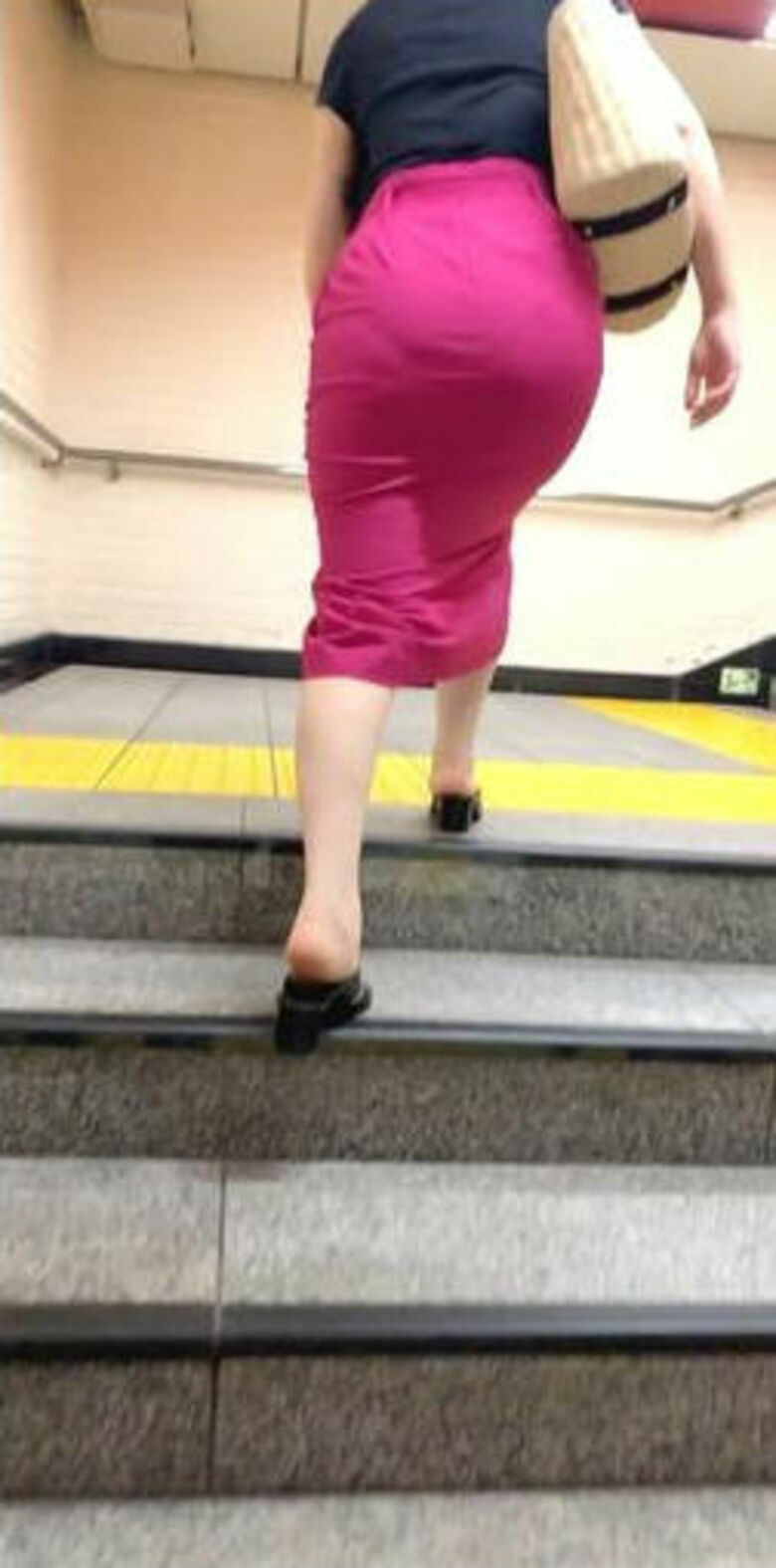 パンティライン 盗撮エロ画像！抜ける素人女性のお尻♡下着のラインがエロいぜ!!148