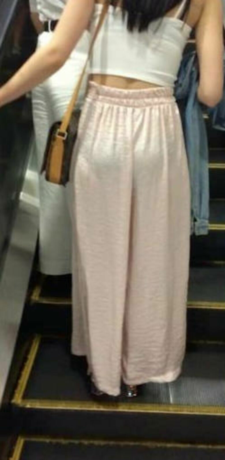 パンティライン 盗撮エロ画像！抜ける素人女性のお尻♡下着のラインがエロいぜ!!152