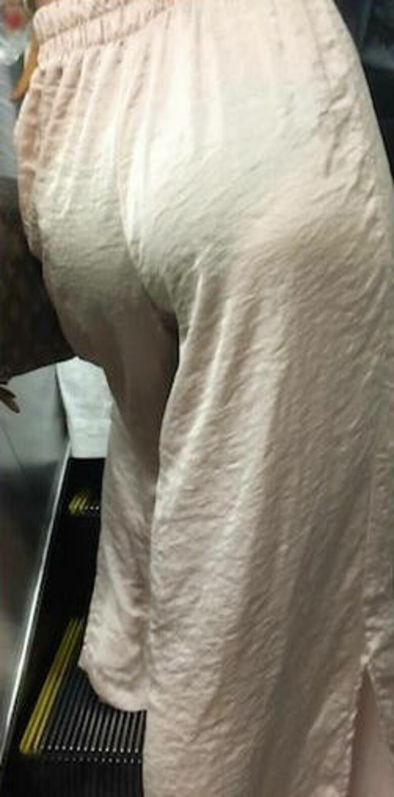 パンティライン 盗撮エロ画像！抜ける素人女性のお尻♡下着のラインがエロいぜ!!153