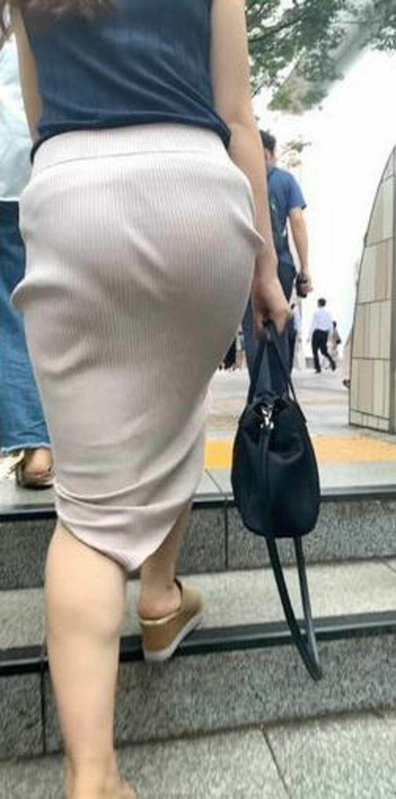 パンティライン 盗撮エロ画像！抜ける素人女性のお尻♡下着のラインがエロいぜ!!159