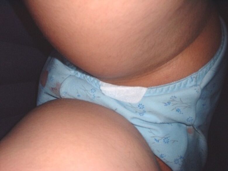 逆さ撮りナプキンパンチラ画像38枚!下着のスキマから見える羽付きパンツがエロくて抜ける!!010枚目