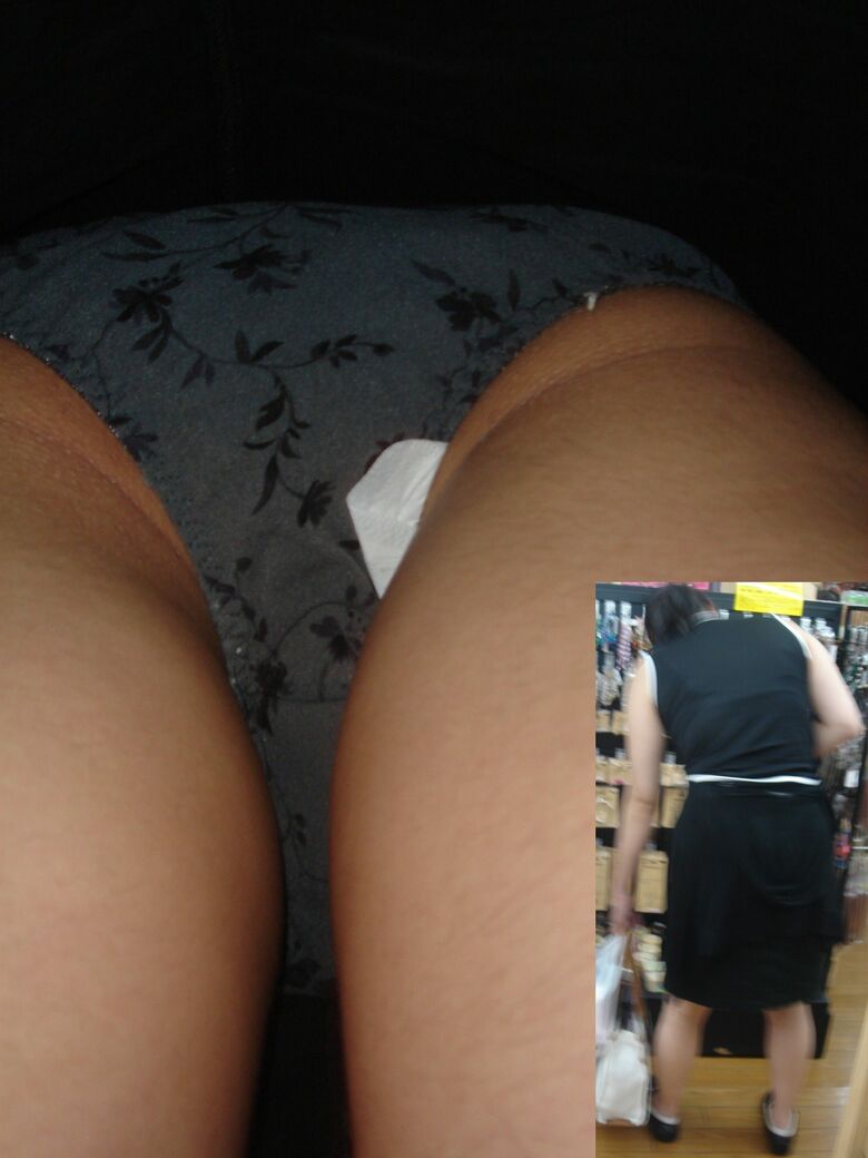 逆さ撮りナプキンパンチラ画像38枚!下着のスキマから見える羽付きパンツがエロくて抜ける!!016枚目