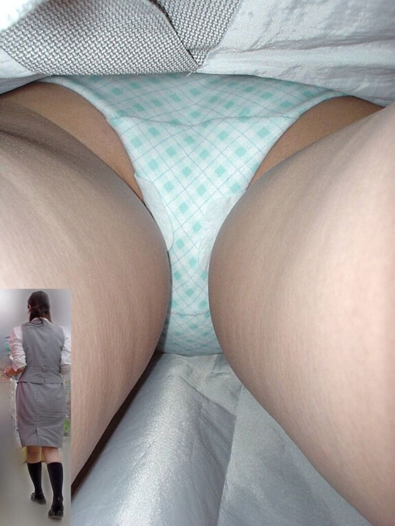 逆さ撮りナプキンパンチラ画像38枚!下着のスキマから見える羽付きパンツがエロくて抜ける!!022枚目