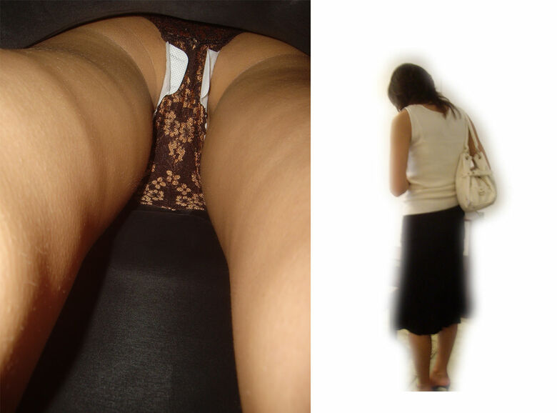 逆さ撮りナプキンパンチラ画像38枚!下着のスキマから見える羽付きパンツがエロくて抜ける!!029枚目