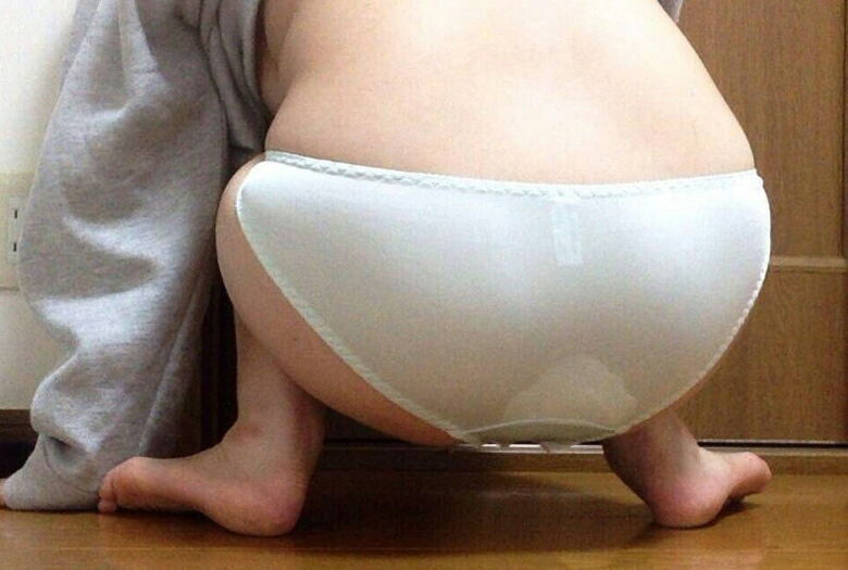 逆さ撮りナプキンパンチラ画像38枚!下着のスキマから見える羽付きパンツがエロくて抜ける!!036枚目