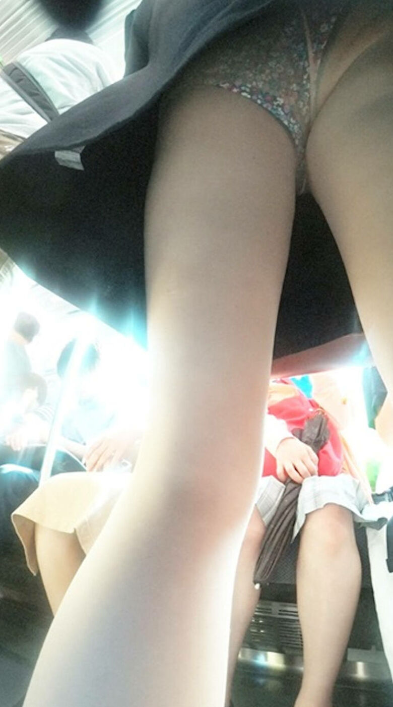 逆さ撮り 盗撮パンスト画像!透けて見ちゃってるパンツに勃起がとまりません💕010