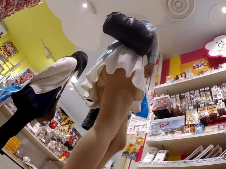 逆さ撮り 盗撮パンスト画像!透けて見ちゃってるパンツに勃起がとまりません💕019