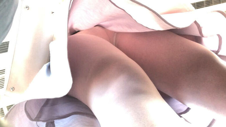 逆さ撮り 盗撮パンスト画像!透けて見ちゃってるパンツに勃起がとまりません💕024