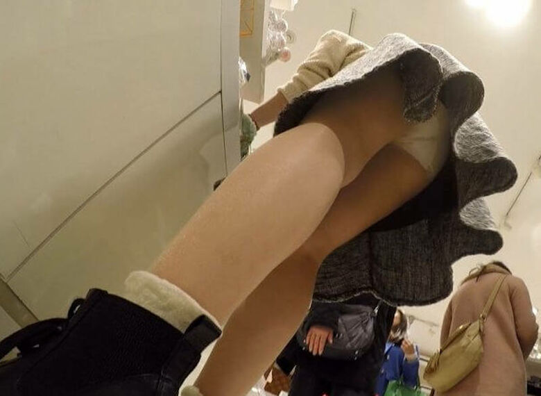 逆さ撮り 盗撮パンスト画像!透けて見ちゃってるパンツに勃起がとまりません💕041