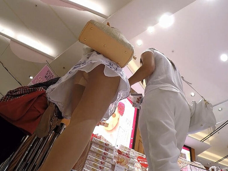 逆さ撮り 盗撮パンスト画像!透けて見ちゃってるパンツに勃起がとまりません💕047