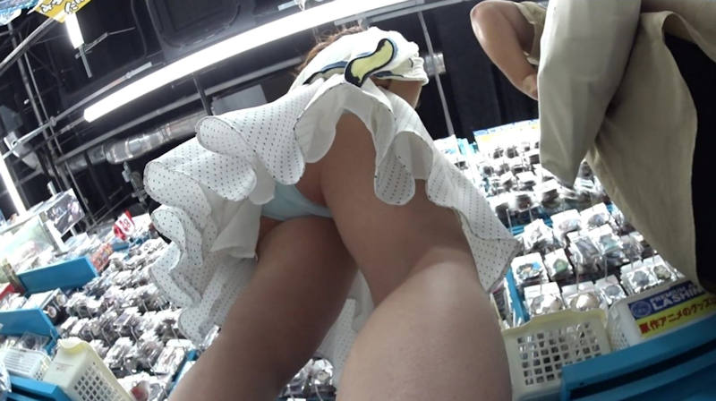 パンチラ 逆さ撮り盗撮画像！リアル動画もあるぜ!!見ているだけでもドキドキ感が伝わっちゃいます♡024