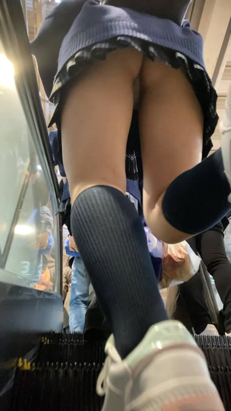 パンチラ 逆さ撮り盗撮画像！リアル動画もあるぜ!!見ているだけでもドキドキ感が伝わっちゃいます♡072