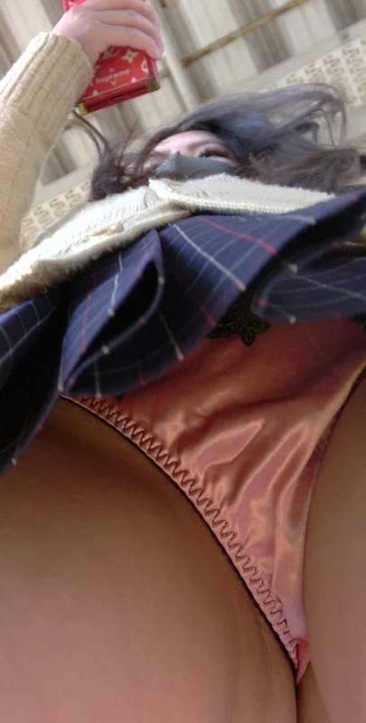 パンチラ 逆さ撮り盗撮画像！リアル動画もあるぜ!!見ているだけでもドキドキ感が伝わっちゃいます♡080
