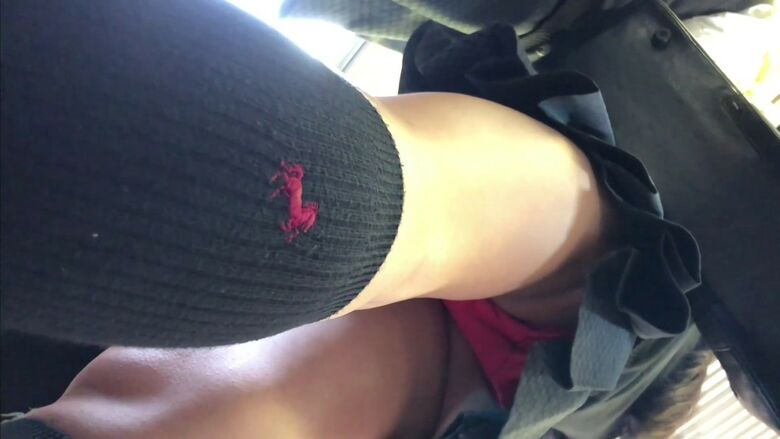 パンチラ 逆さ撮り盗撮画像！リアル動画もあるぜ!!見ているだけでもドキドキ感が伝わっちゃいます♡110