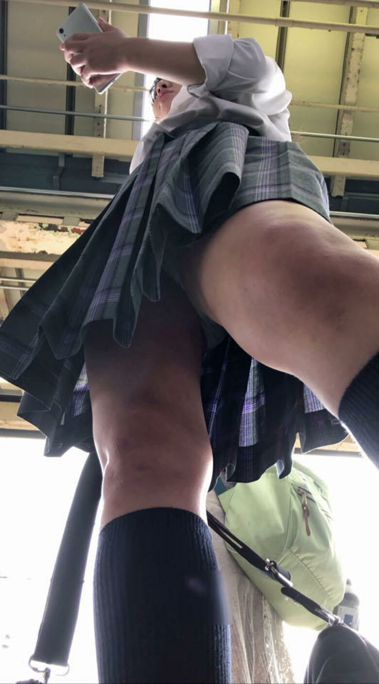 パンチラ 逆さ撮り盗撮画像！リアル動画もあるぜ!!見ているだけでもドキドキ感が伝わっちゃいます♡134