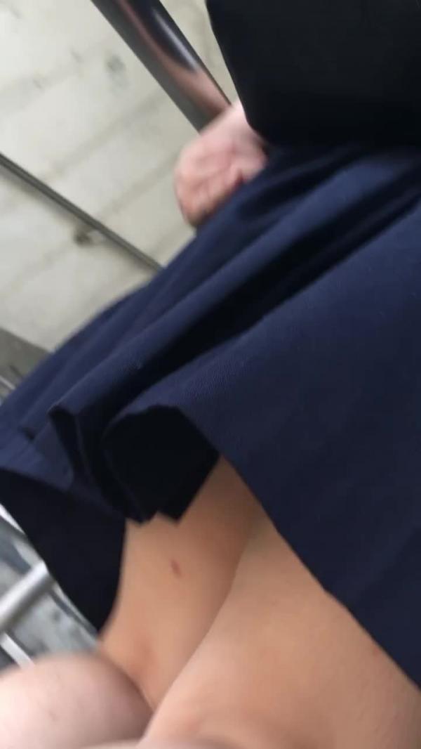 パンチラ 逆さ撮り盗撮画像！リアル動画もあるぜ!!見ているだけでもドキドキ感が伝わっちゃいます♡305