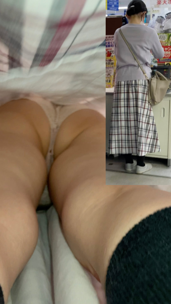 パンチラ 逆さ撮り盗撮画像！リアル動画もあるぜ!!見ているだけでもドキドキ感が伝わっちゃいます♡336