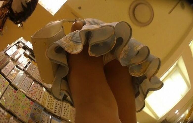 パンチラ 逆さ撮り盗撮画像！リアル動画もあるぜ!!見ているだけでもドキドキ感が伝わっちゃいます♡346