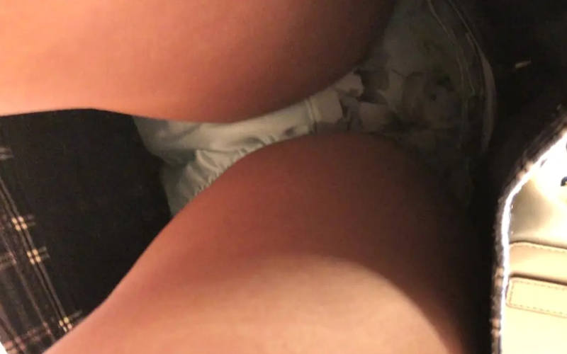 パンチラ 逆さ撮り盗撮画像！リアル動画もあるぜ!!見ているだけでもドキドキ感が伝わっちゃいます♡392